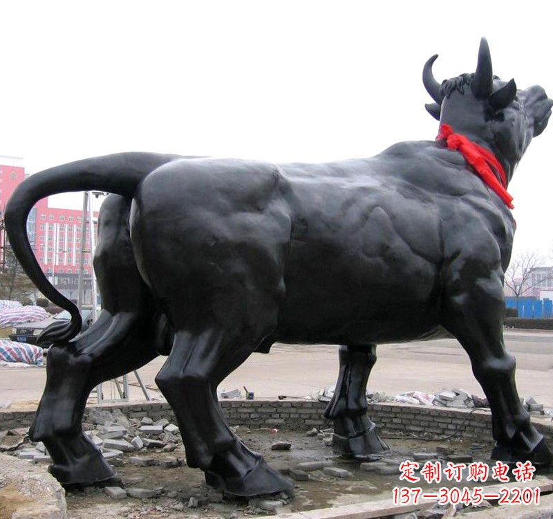 南阳昂头的铜雕水牛