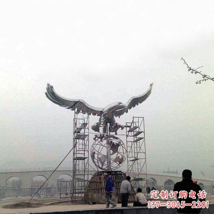 南阳翱翔于天老鹰不锈钢雕塑