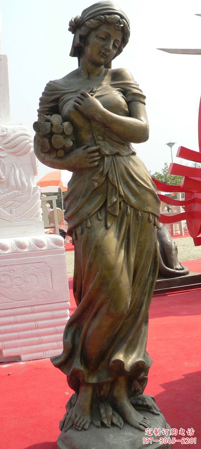 南阳抱着柴火的西方女孩人物铜雕