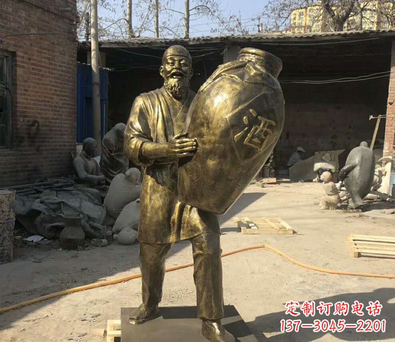 南阳抱着酒坛的人物铜雕