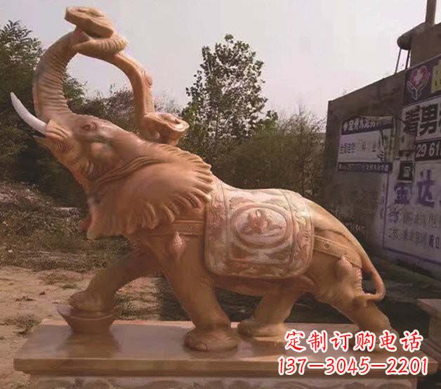 南阳鼻卷如意的大象石雕