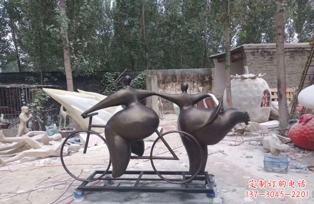南阳玻璃钢抽象情侣骑自行车雕塑公园景观人物雕塑