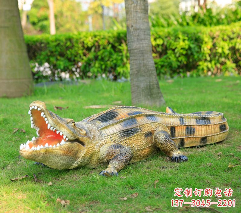 南阳玻璃钢鳄鱼 草坪绿地仿真动物雕塑