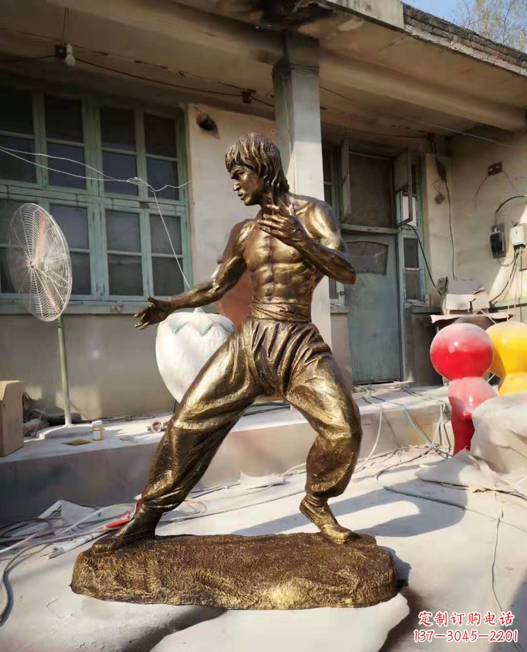 南阳玻璃钢仿铜李小龙雕塑广场电影明星人物雕塑 (4)