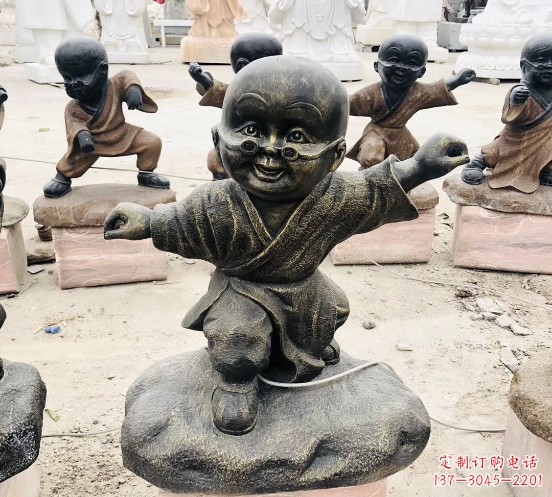南阳玻璃钢仿铜小和尚雕塑传承佛教文化