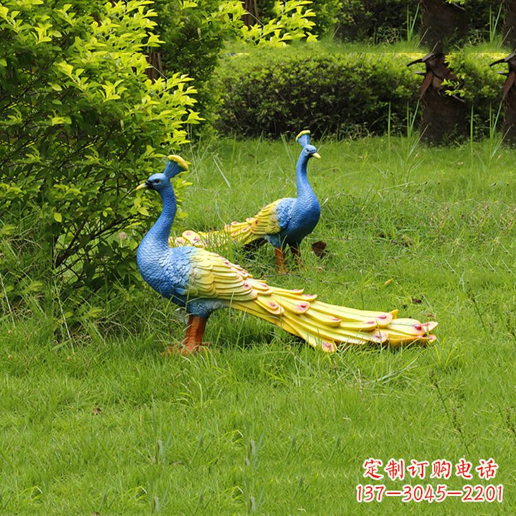 南阳玻璃钢孔雀雕塑——艺术点缀公园草坪