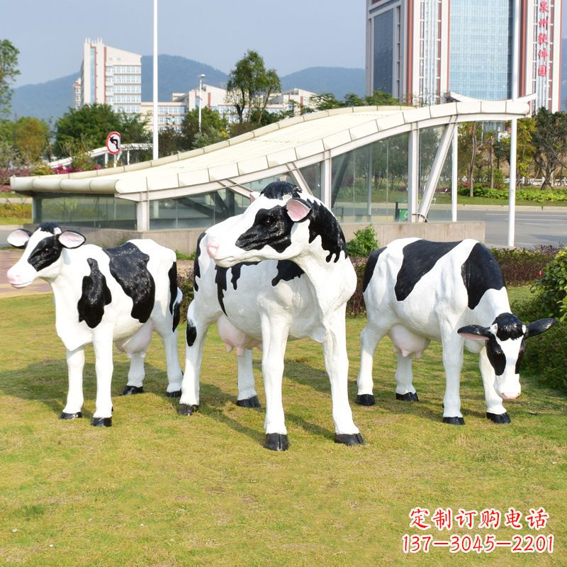 南阳玻璃钢制作的仿真奶牛雕塑——装点园林草坪