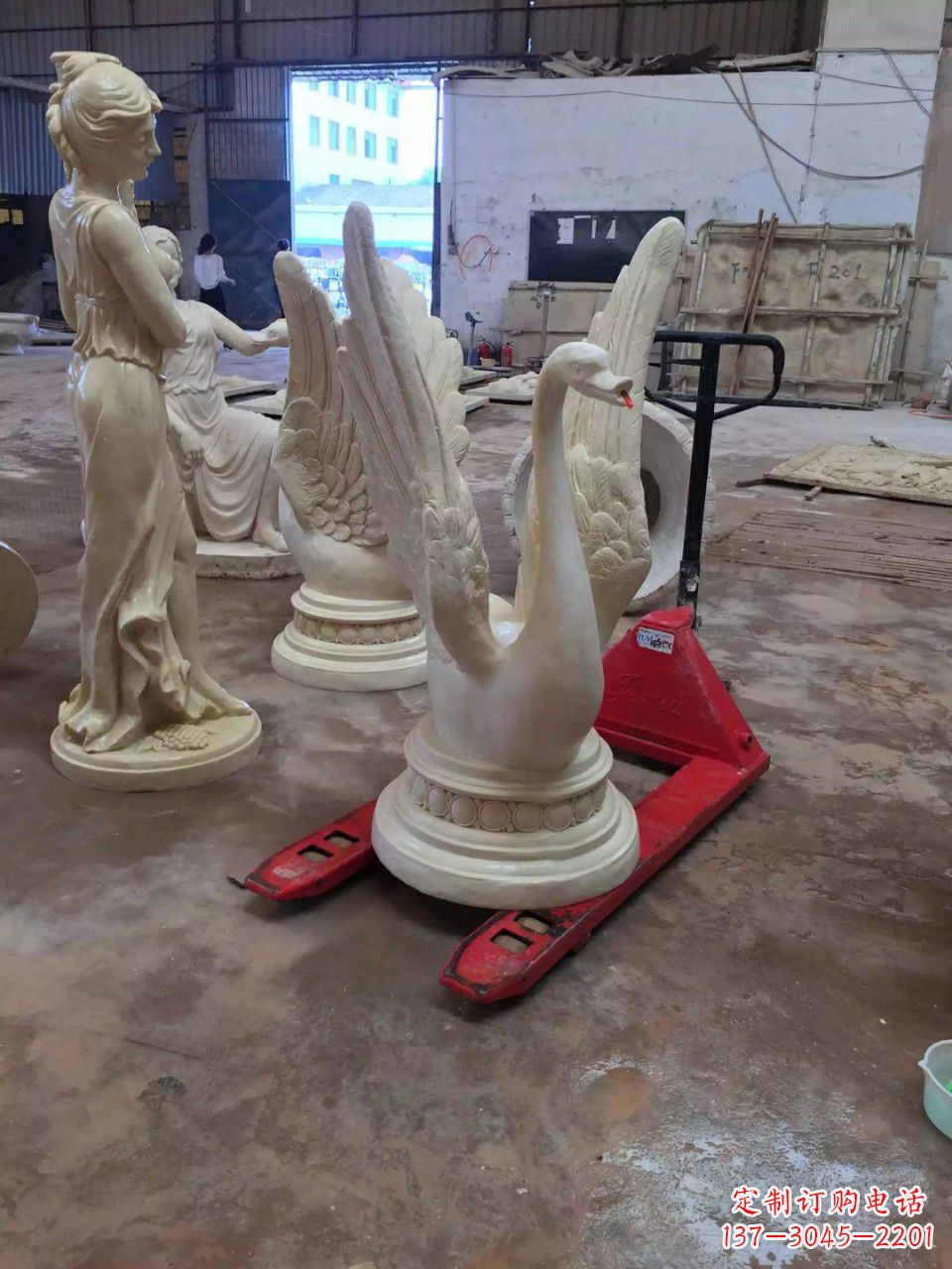 南阳玻璃钢制作的天鹅雕塑