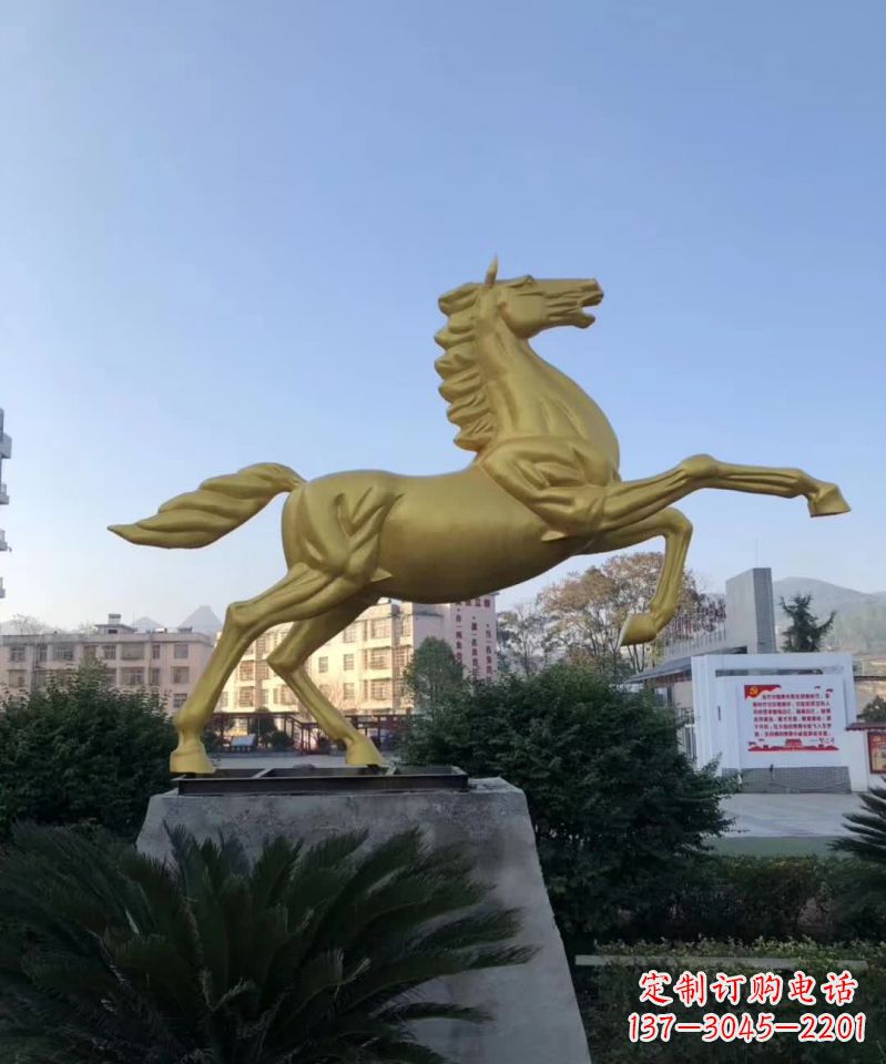 南阳不锈钢城市广场的马雕塑——一个给城市带来新鲜感的艺术作品