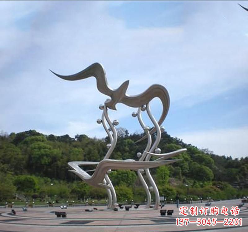 南阳大雁展翅飞越城市圆环