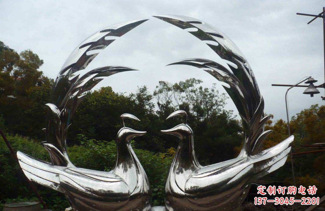 南阳不锈钢孔雀雕塑浪漫与灵动