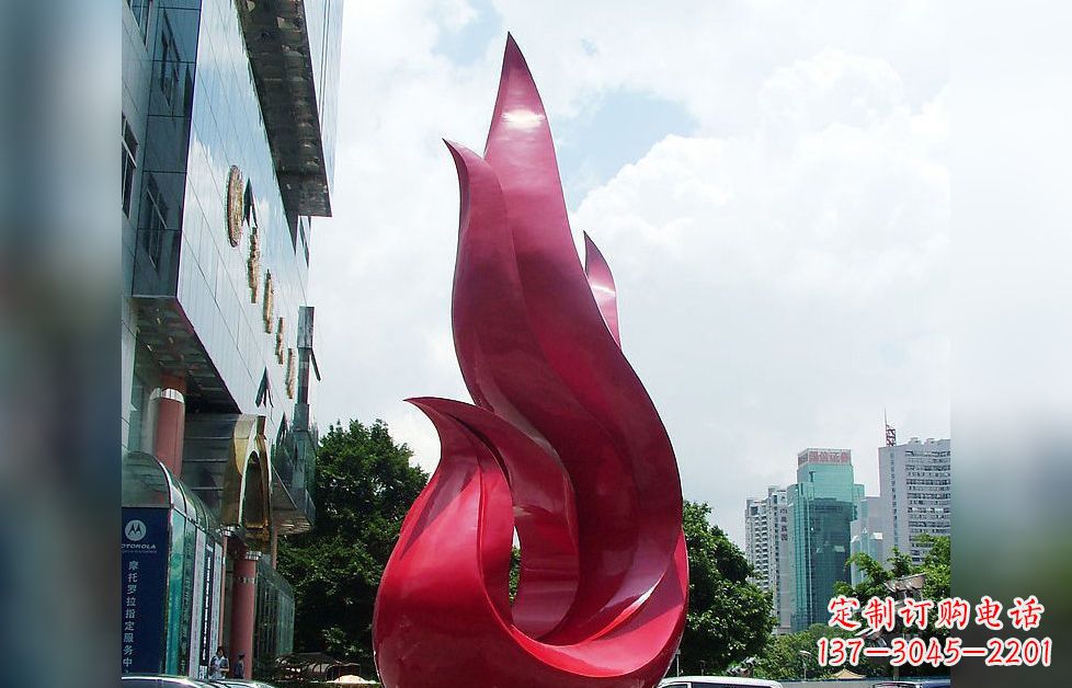 南阳孔雀广场的不锈钢雕塑