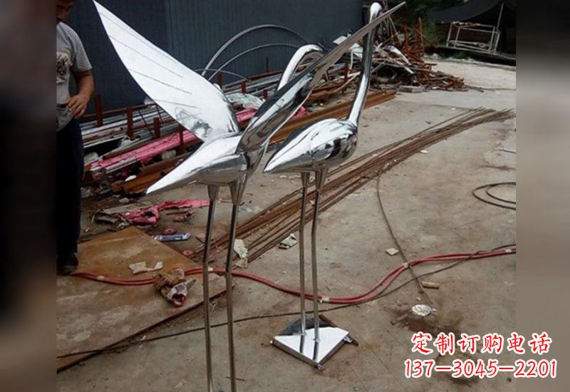 南阳不锈钢仙鹤雕塑象征着美丽与和谐