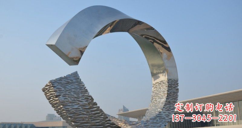 南阳环绕城市的不锈钢圆环雕塑