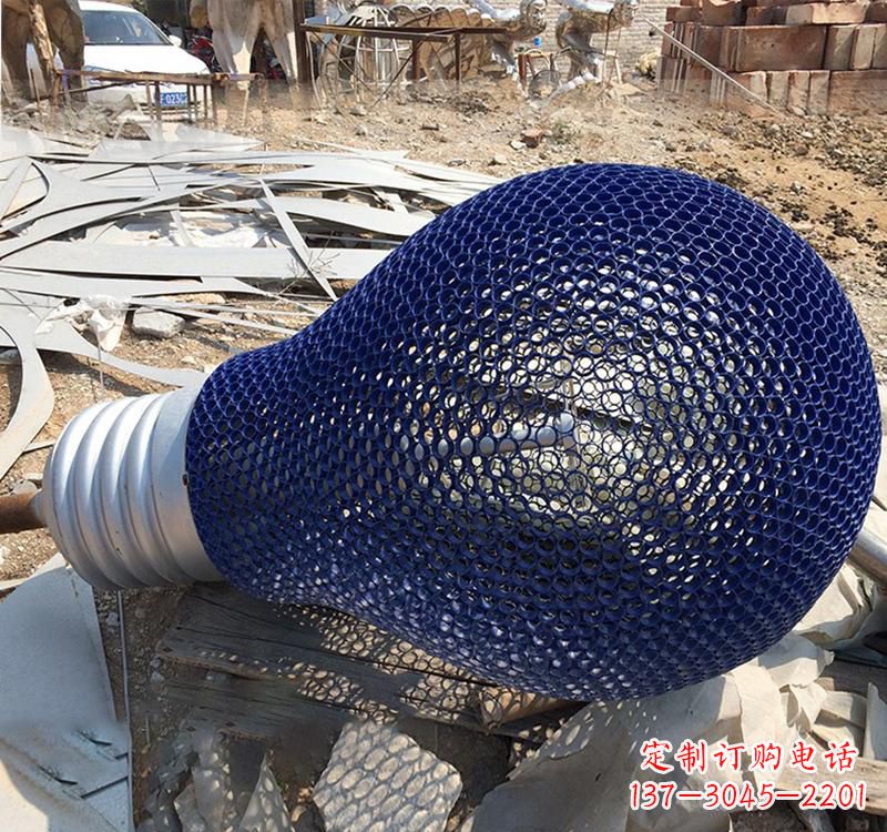 南阳不锈钢灯泡雕塑灯光下的美丽之美