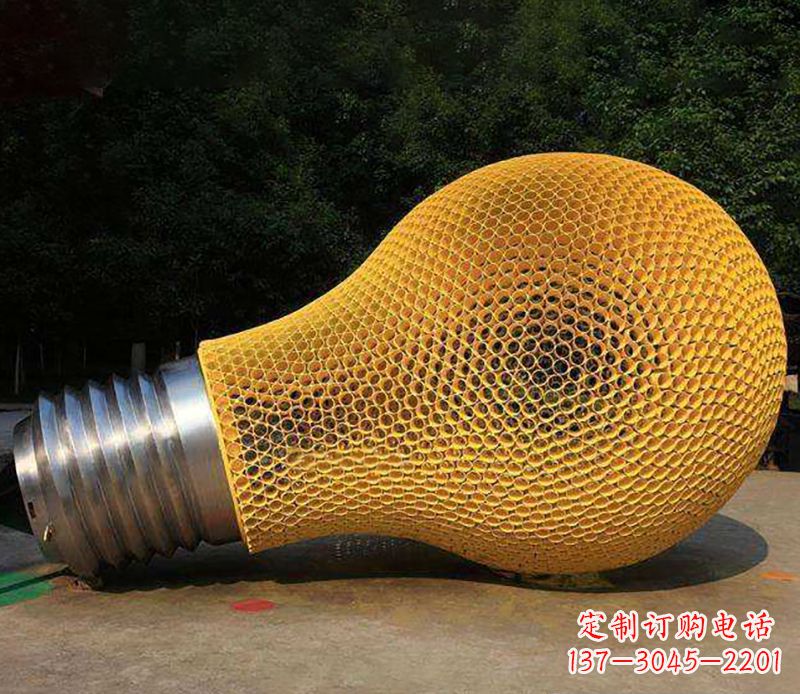 南阳不锈钢灯泡雕塑灯光下的美丽