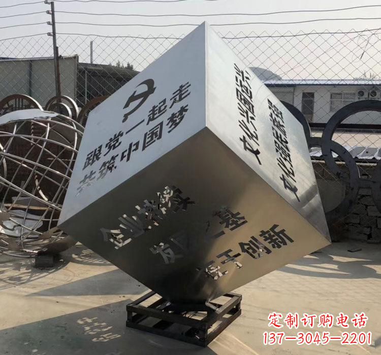 南阳不锈钢灯饰魔方雕塑——精妙艺术