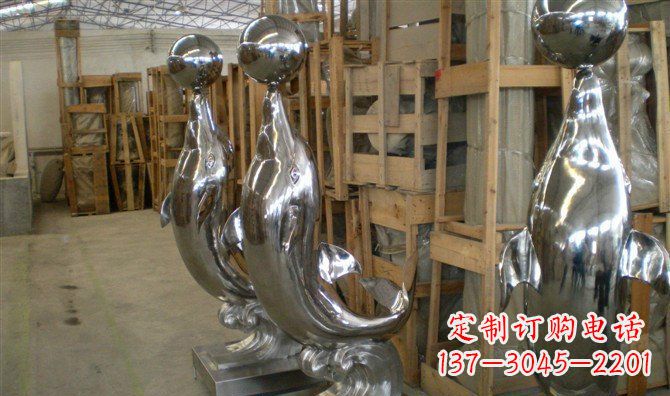 南阳不锈钢顶球海豚雕塑融合精美艺术与实用功能