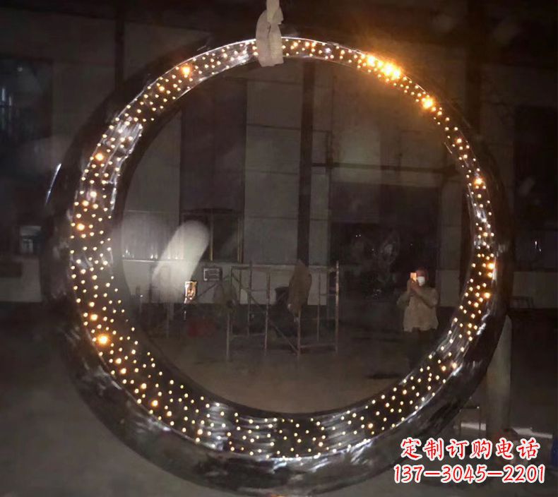 南阳璀璨夜空,不锈钢发光月亮雕塑