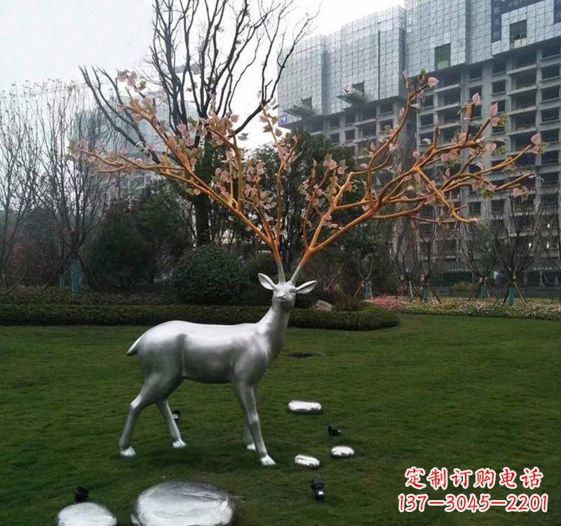南阳不锈钢公园的梅花鹿雕塑