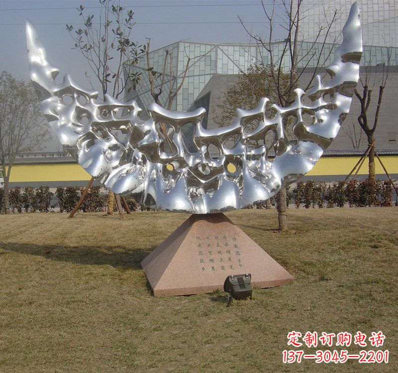 南阳不锈钢月亮雕塑象征着无尽的美丽