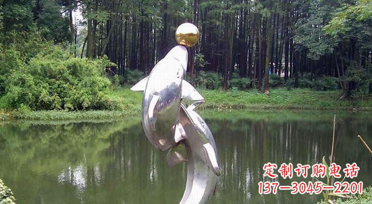 南阳海豚的传说——不锈钢公园顶部雕塑