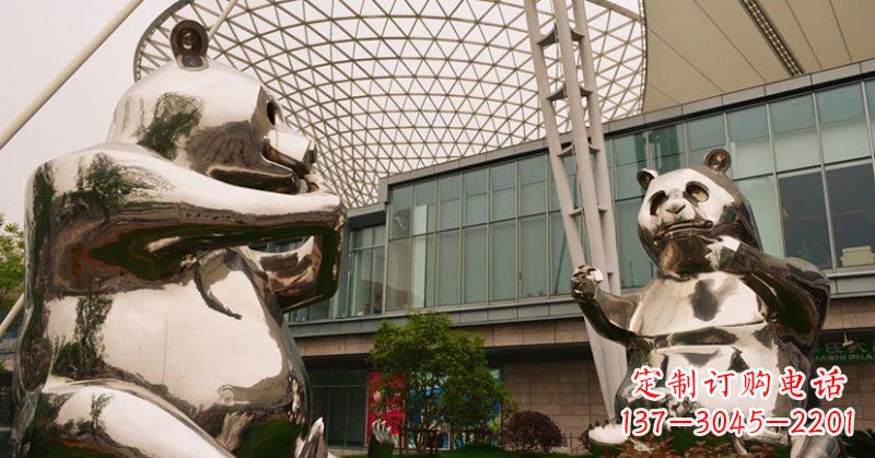 南阳不锈钢公园动物镜面熊猫雕塑