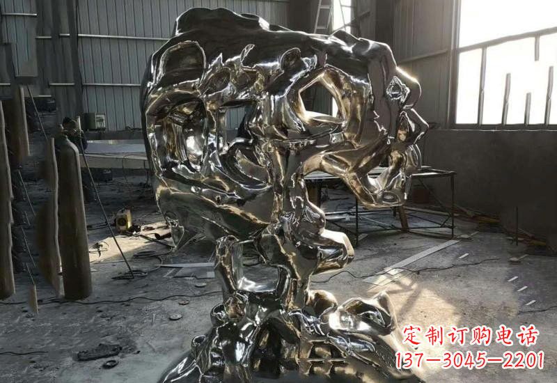 南阳太湖石雕塑不锈钢公园的镜面之美