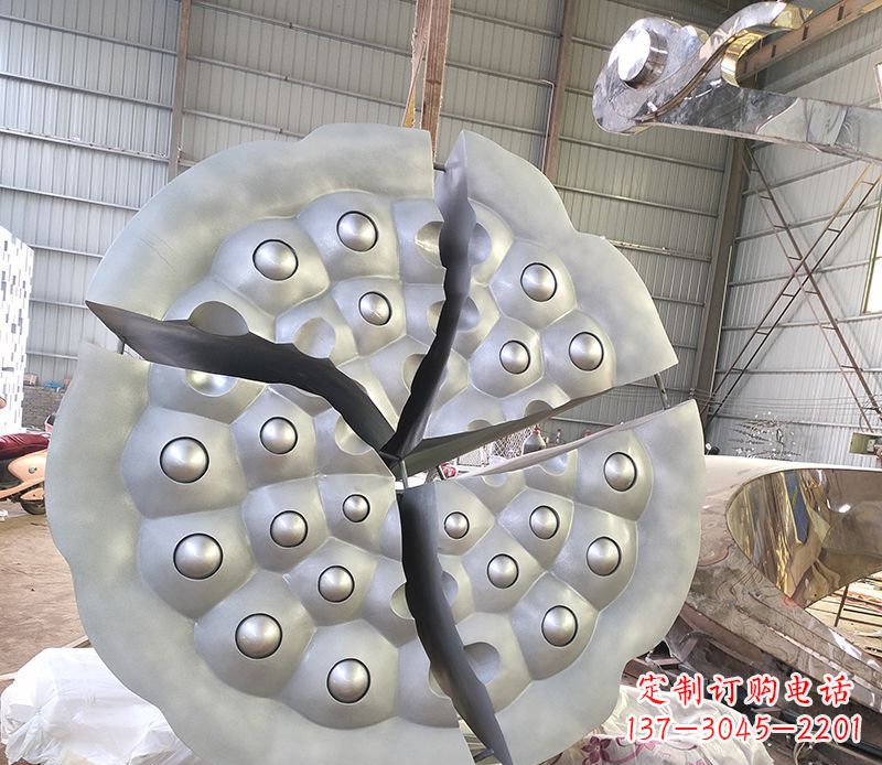 南阳不锈钢公园莲蓬雕塑高贵雍容的象征
