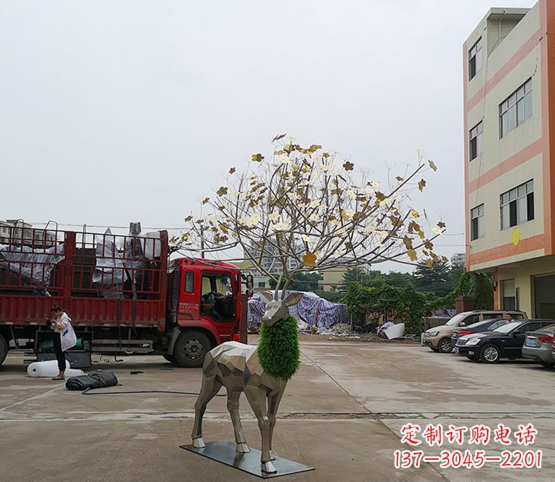 南阳不锈钢公园的梅花鹿雕塑