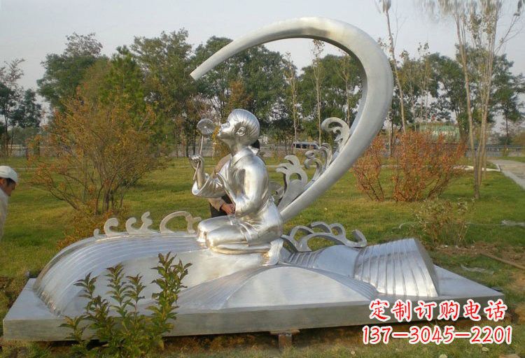南阳不锈钢公园拿花朵的儿童雕塑