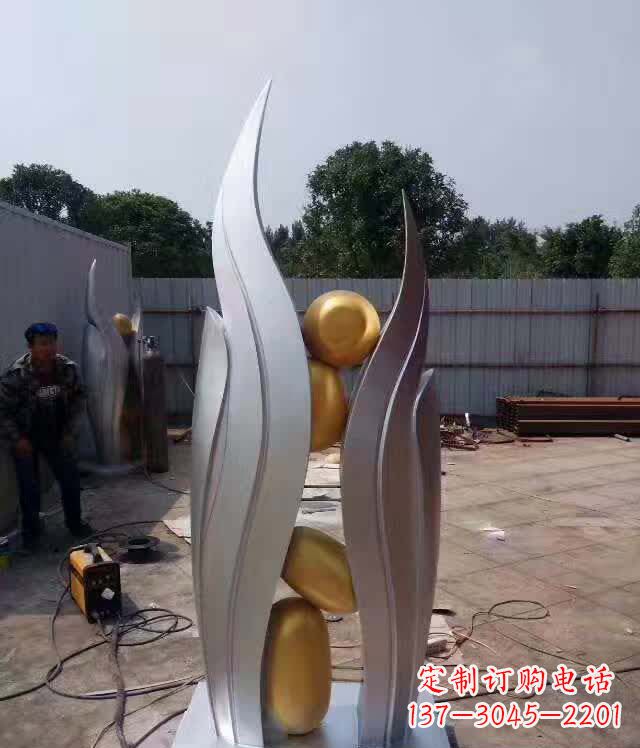 南阳不锈钢广场翅膀雕塑象征着自由之翼