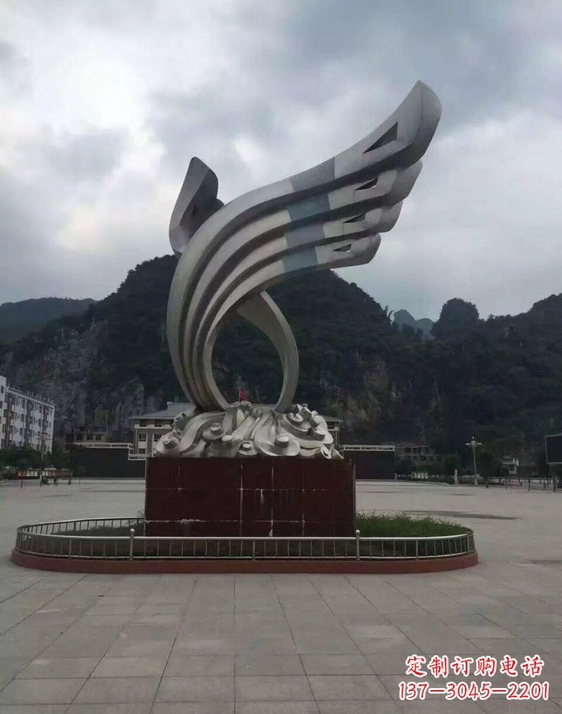 南阳翅膀雕塑——环绕不锈钢广场的精美艺术品