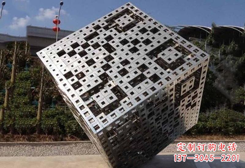 南阳不锈钢广场上的魔方雕塑