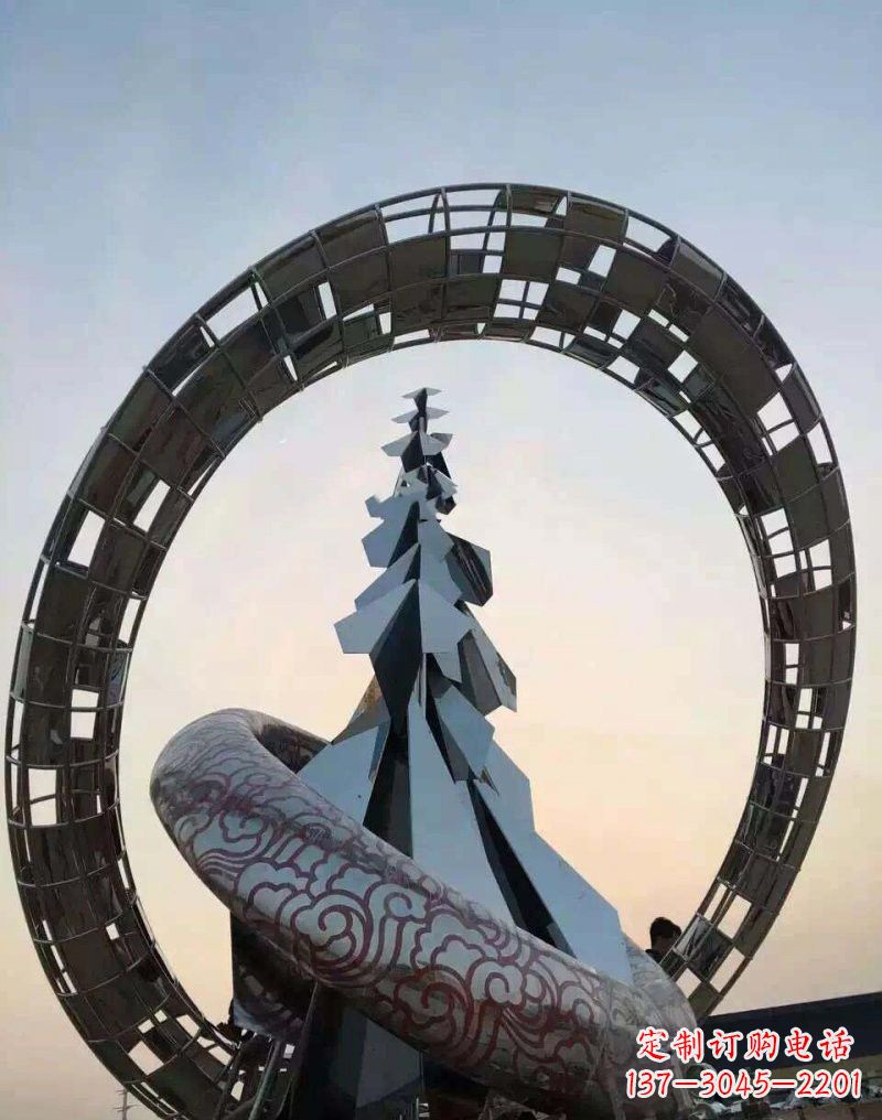 南阳不锈钢广场上的松树雕塑