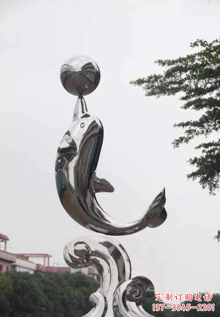 南阳海豚雕塑增添不锈钢广场的魅力