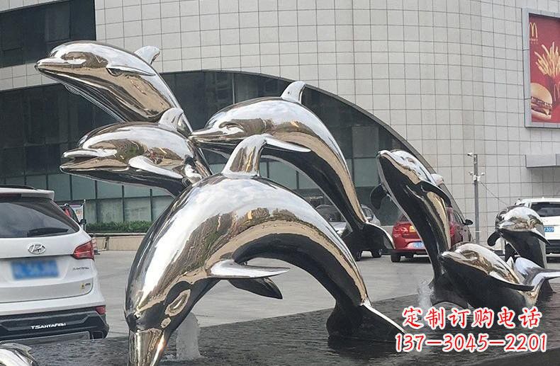 南阳海豚雕塑——不锈钢广场上的跳跃动态
