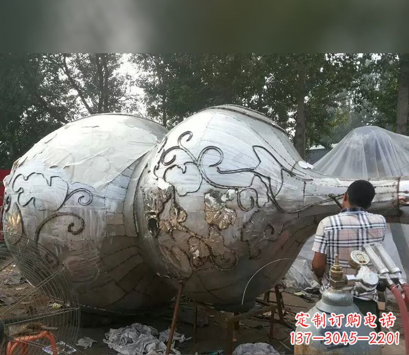 南阳不锈钢葫芦雕塑精美绝伦