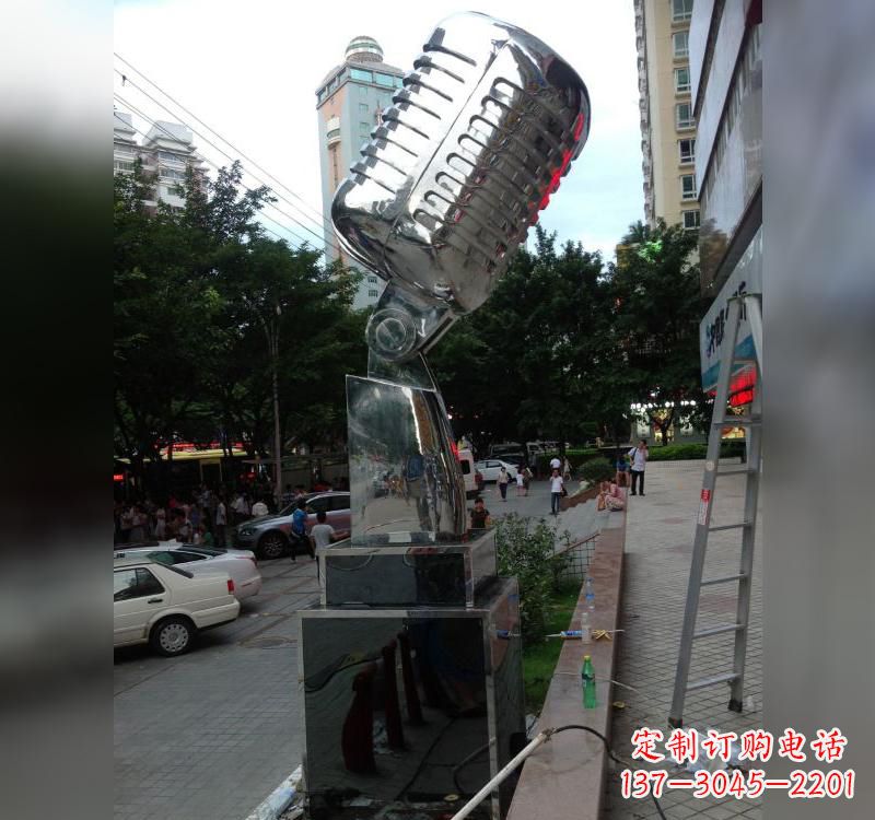 南阳不锈钢话筒雕塑高贵而又精致