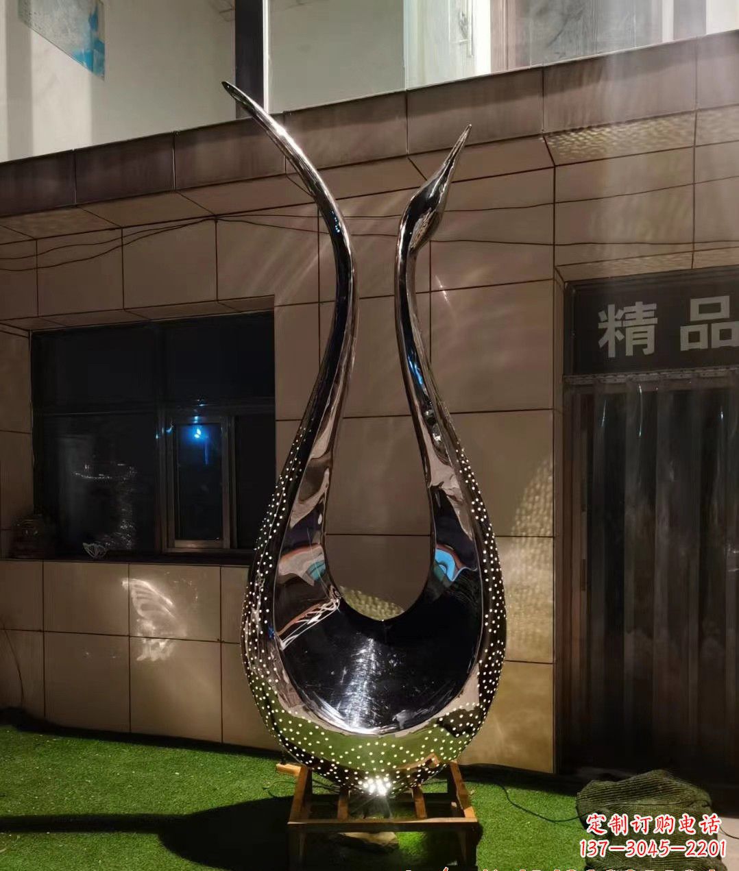 南阳不锈钢镜面天鹅雕塑——象征着美丽与坚强