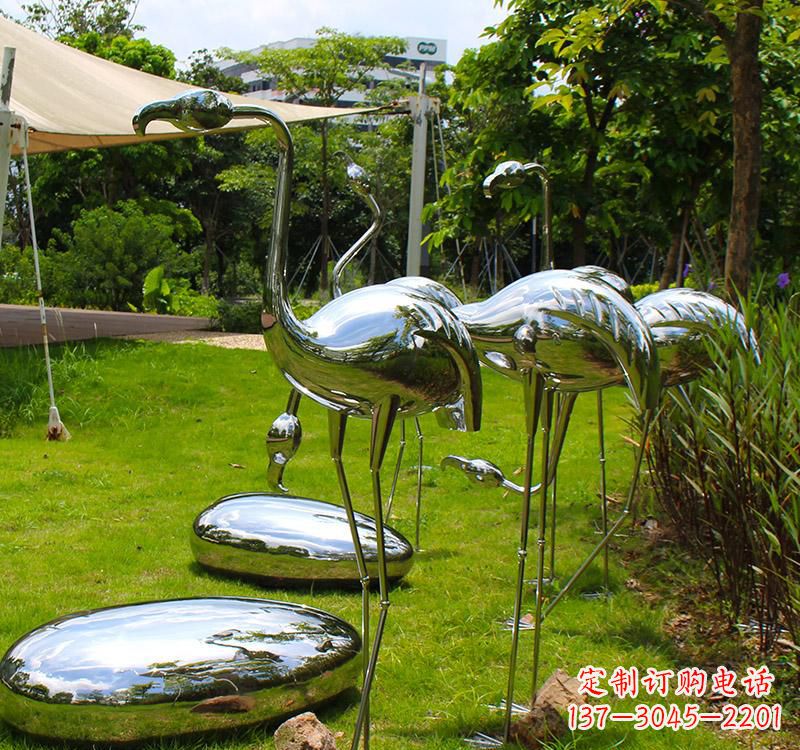 南阳不锈钢镜面火烈鸟雕塑精美外形、多彩光泽