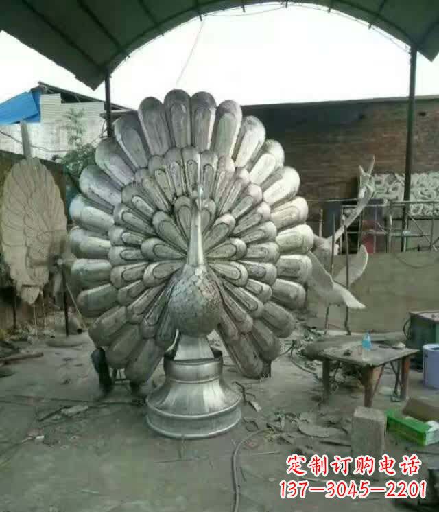 南阳该孔雀雕塑