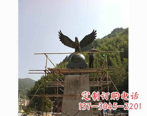 南阳不锈钢老鹰踩地球雕塑缅怀大自然之美