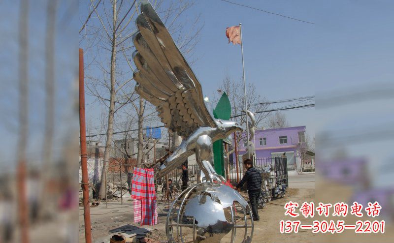 南阳不锈钢老鹰雕塑象征力量与美丽