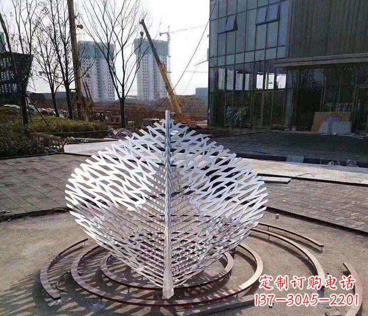 南阳不锈钢镂空树叶雕塑精美雕刻的艺术