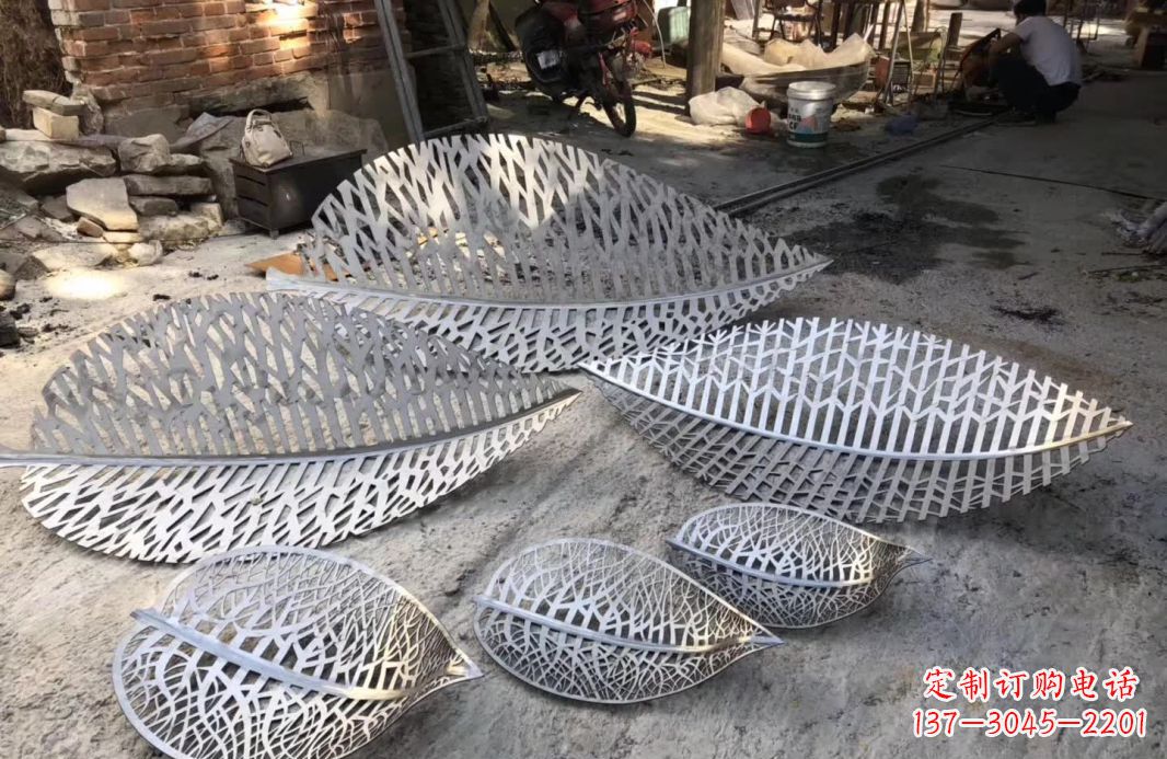 南阳不锈钢树叶雕塑美丽的自然之美
