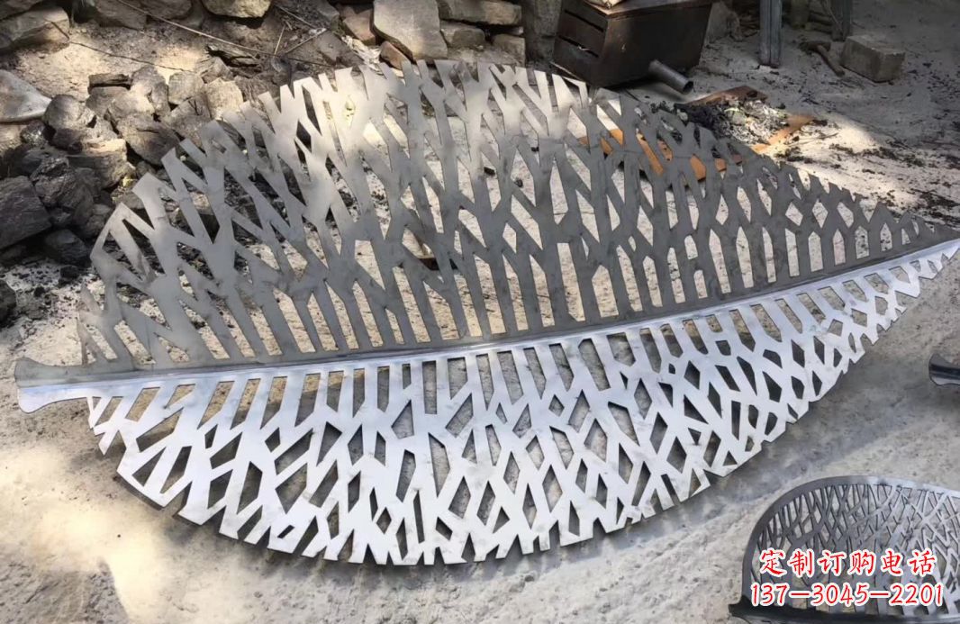 南阳不锈钢镂空树叶雕塑艺术的精美结合