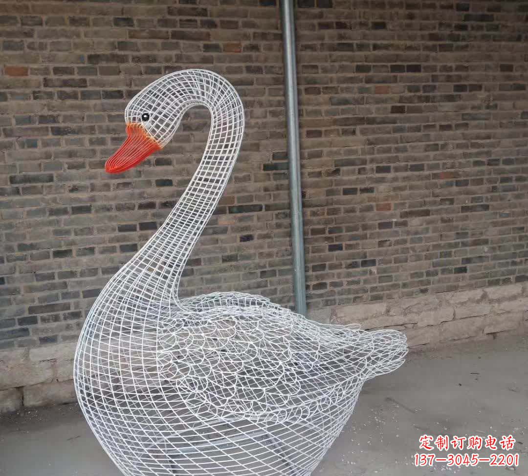 南阳不锈钢镂空天鹅雕塑精美而优雅