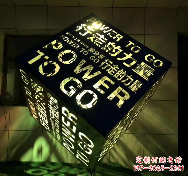 南阳不锈钢材质的魔方雕塑精致的艺术设计