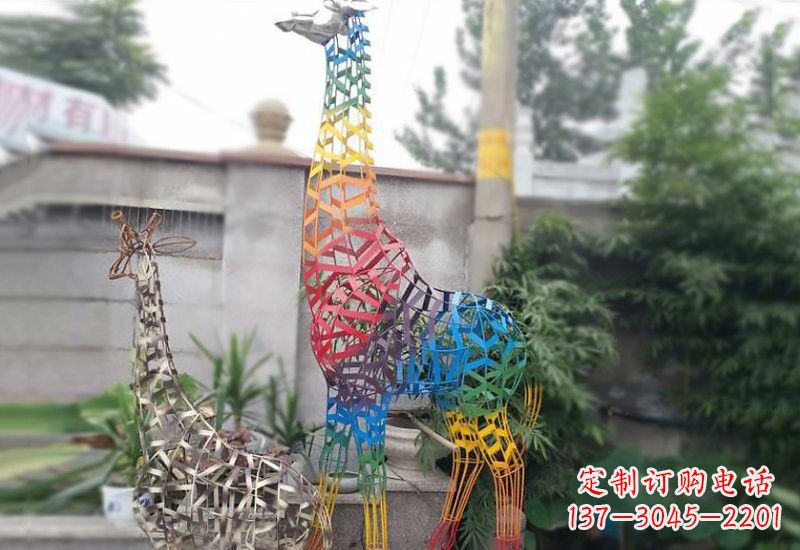 南阳长颈鹿雕塑优雅而古典的艺术